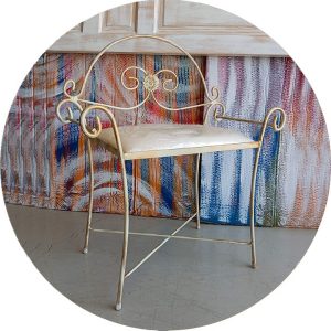 Descalzadora silla de forja marfil pátina dorada o negro