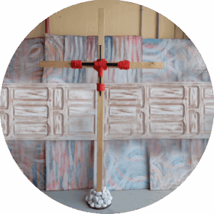 Cruz de Tres Clavos de Acero sobre Madera