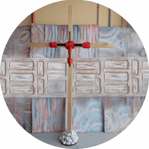 Cruz de Tres Clavos de Acero sobre Madera